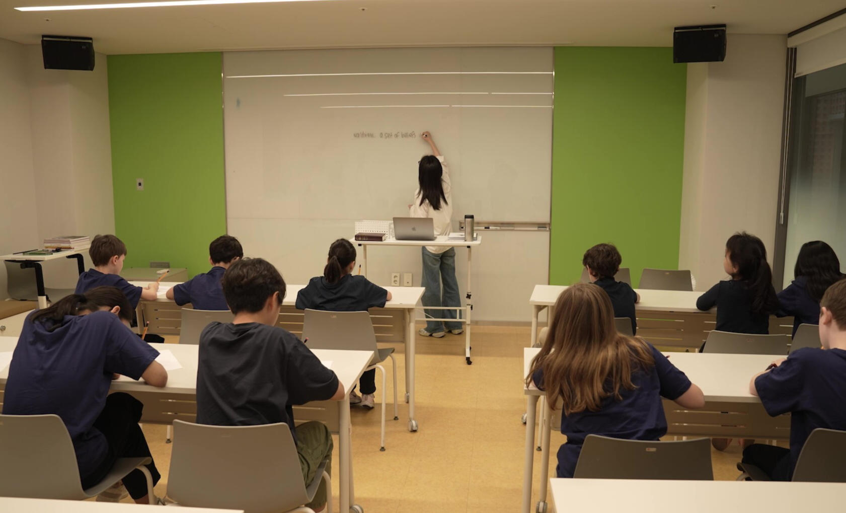 Korean Lunch Box with Grilled Galbi, Kimchi, and Rice – Authentic Local Meal A takeout Korean lunch box featuring grilled galbi (marinated short ribs), steamed rice, kimchi, broccoli, and bean sprouts, presented with fresh lettuce.