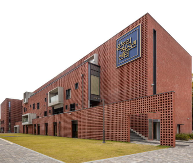 A beautifully decorated Korean rice cake (tteok) topped with intricate pink and purple bean paste flowers, created during a workshop at Korea Craft Studio in Pyeongtaek.